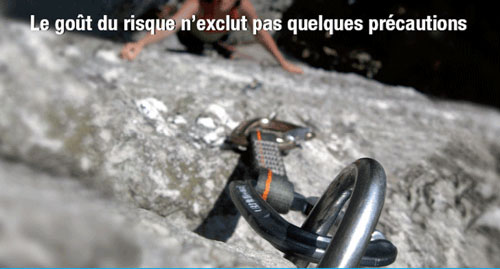 Grimpeuse assurée par mousqueton et corde — Le goût du risque n'exclut pas quelques précautions